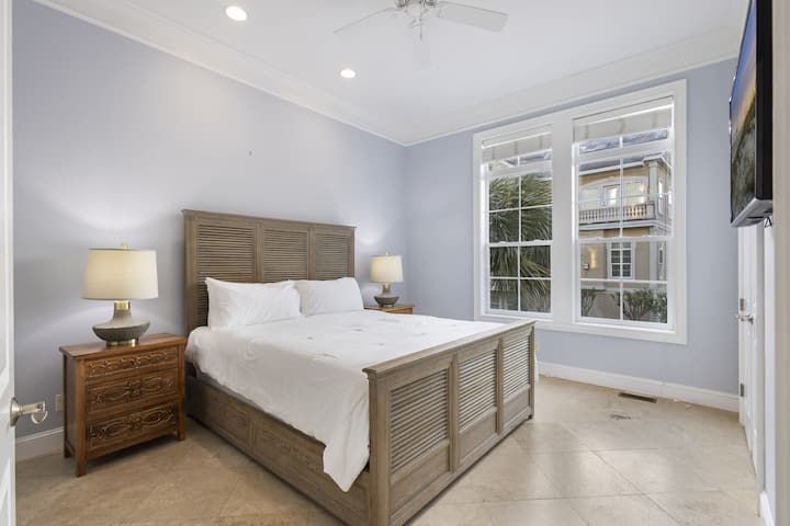 כל אורח נהנה מנוחות ופרטיות עם 7 חדרי שינה מאובזרים היטב, כל אחד מצויד בטלוויזיה חכמה כדי להירגע אחרי יום של התרועעות חברתית.