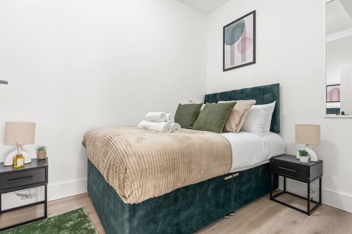 Modern 4 Bed Haven | Free Parking | Near Tube gallery image 5