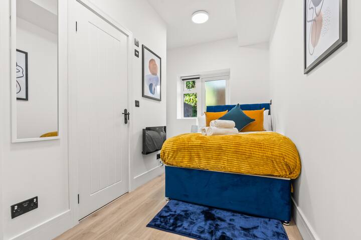 Modern 4 Bed Haven | Free Parking | Near Tube gallery image 3