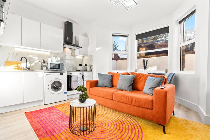 Modern 4 Bed Haven | Free Parking | Near Tube gallery image 2