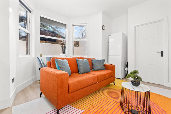 Modern 4 Bed Haven | Free Parking | Near Tube gallery image 4