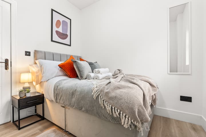 Modern 4 Bed Haven | Free Parking | Near Tube