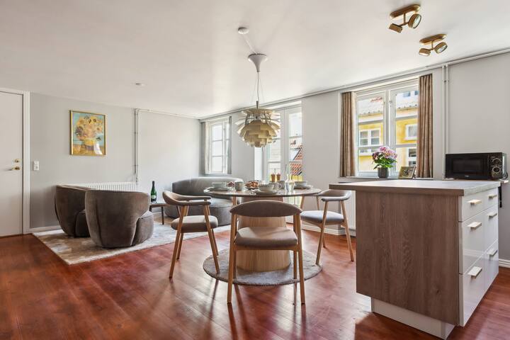 Stay Central – Steps from Tivoli & Nyhavn gallery image 5