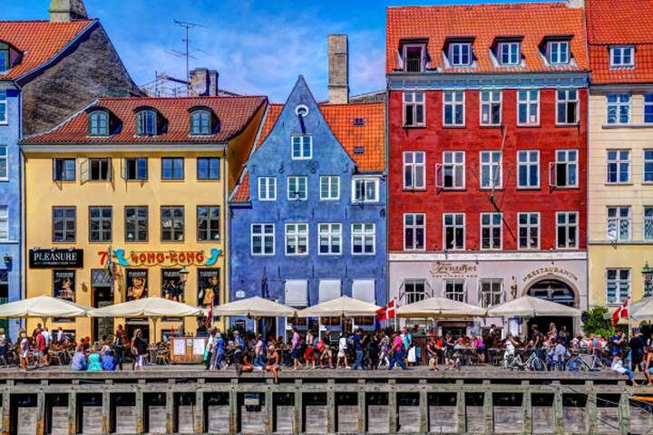 Stay Central – Steps from Tivoli & Nyhavn gallery image 2