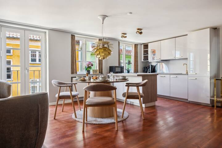 Stay Central – Steps from Tivoli & Nyhavn gallery image 4