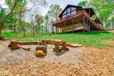 3 Mi to Marina: Cabin w/ Hot Tub in Byrdstown!