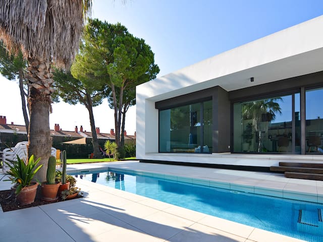 Villa in L’Escala near Riells Beach