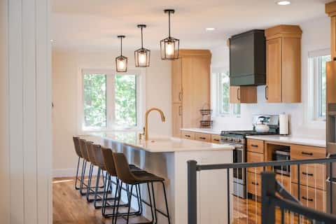 Lake|King|Kayaks|Game room|Firepit|AC|Dock