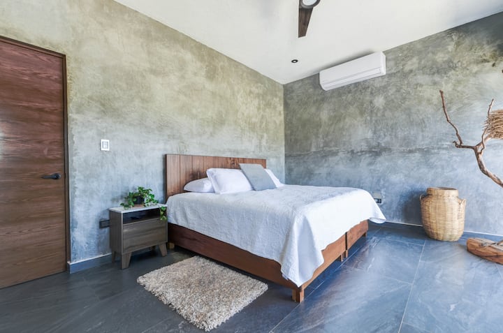 Მთავარი საძინებელი ზემოთ. საწოლი დიდი ზომის