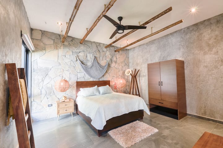 Საძინებლის პირველი სართული. საწოლი 152 × 203 სმ