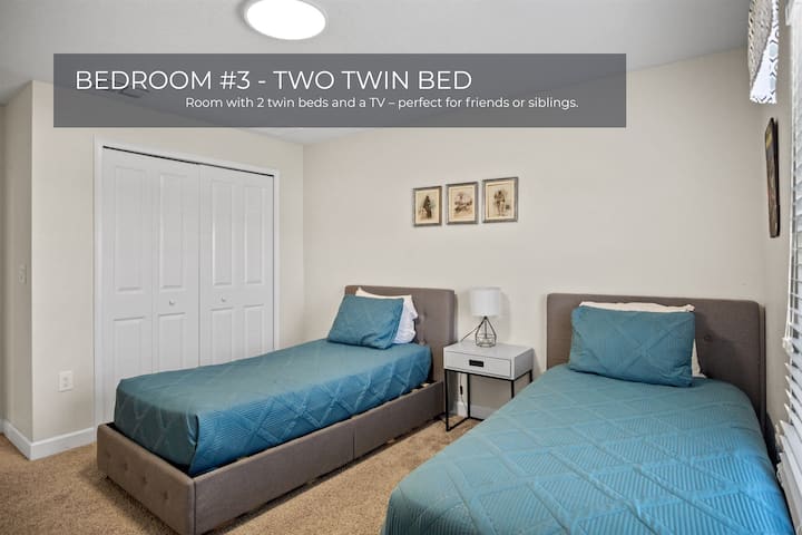 ห้องนอนนี้เหมาะสำหรับเด็กหรือเพื่อนๆมีเตียงแฝดที่สะดวกสบาย 2 เตียงในการจัดวางที่อบอุ่น