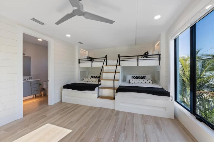 Sixth Bedroom, Two Twin/ Full Bunks