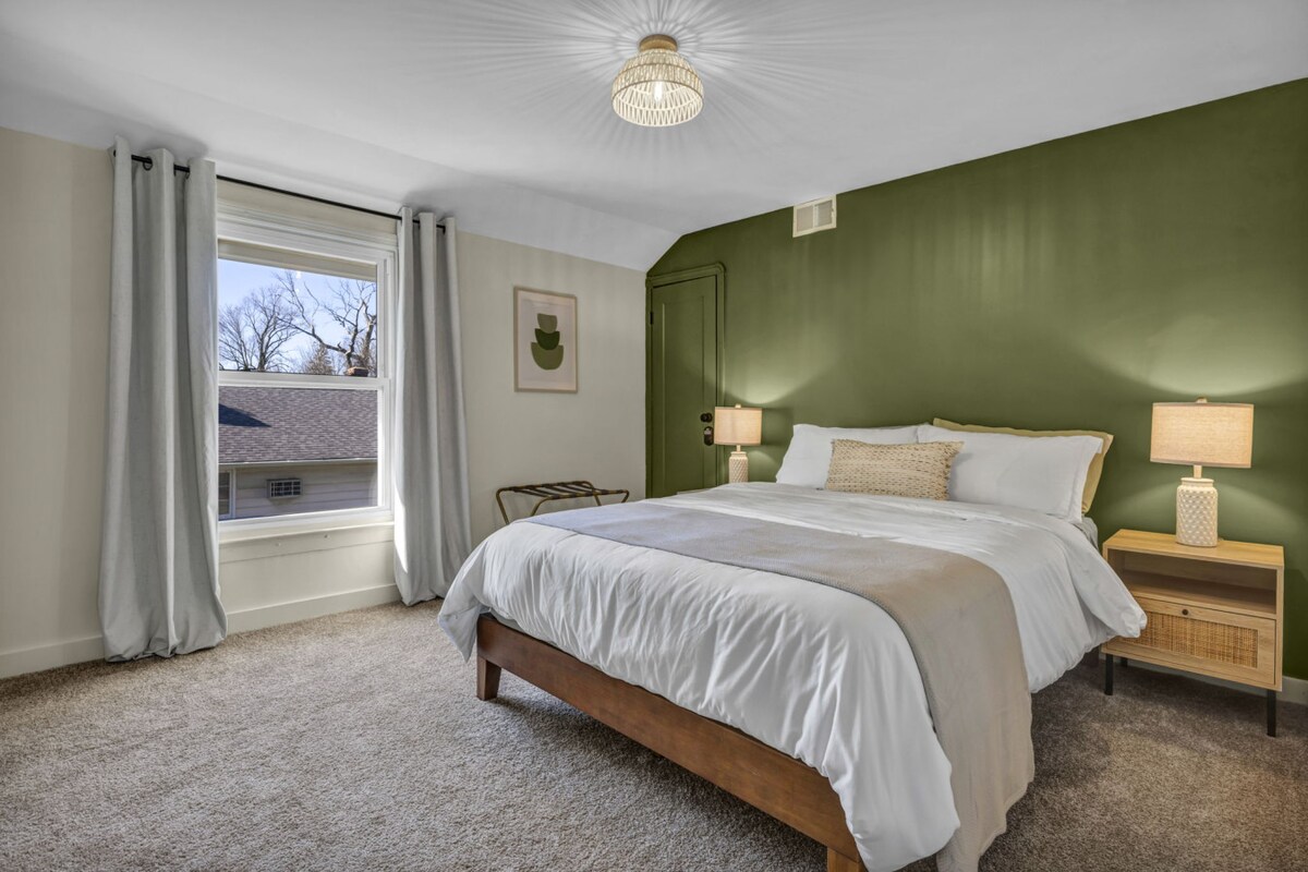 يتميز كوزي كورنر بسرير فخم بمقاس كبير للنوم المريح