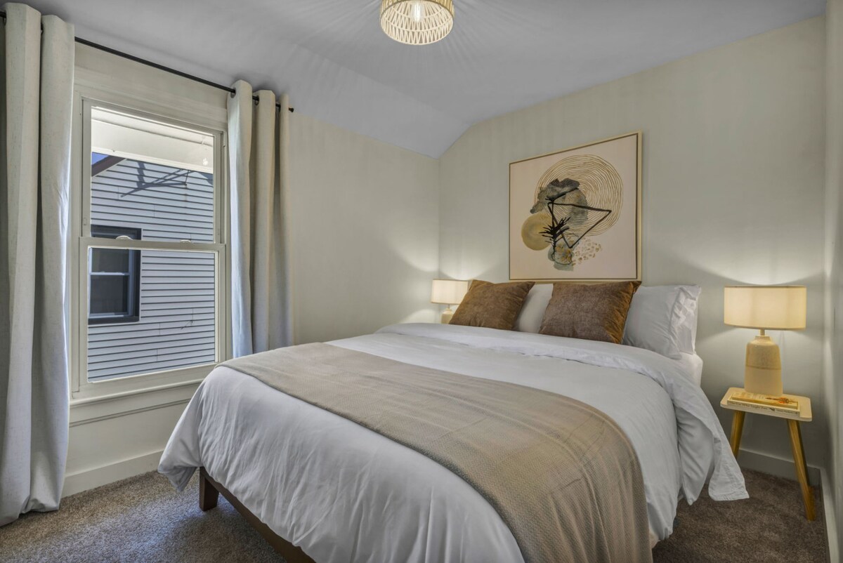 يوفر المنتجع الهادئ سريرًا مريحًا بمقاس كبير لإقامة مريحة