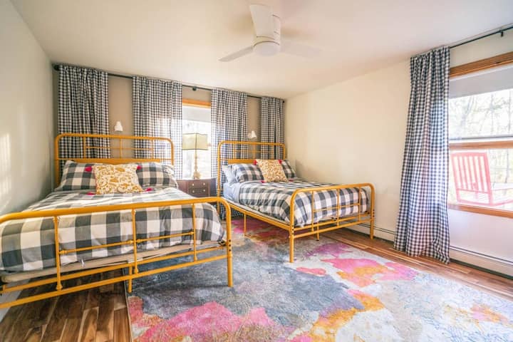 Სასტუმრო ოთახი ორი სრული ზომის საწოლით. 