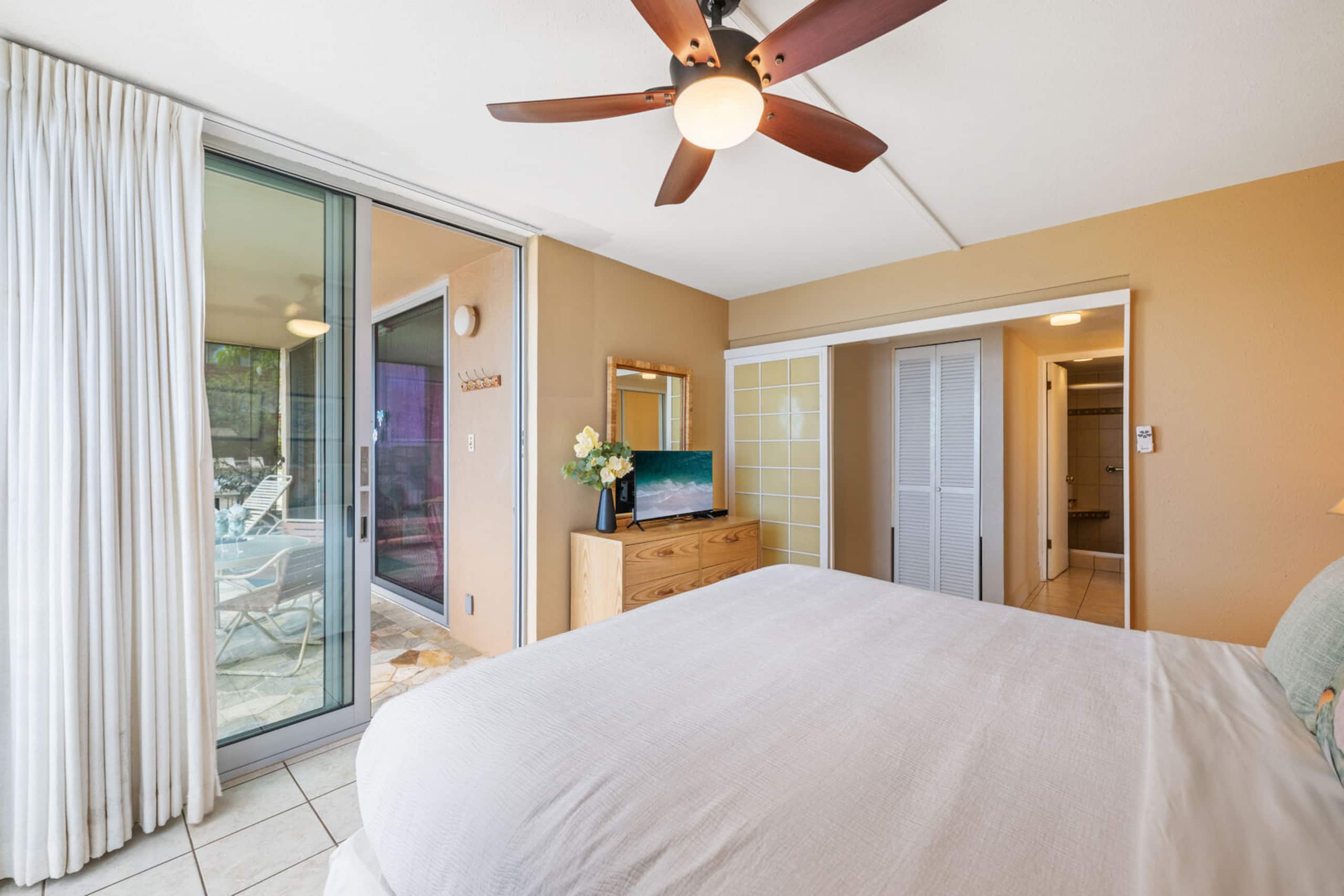 Condo in Lahaina · ★4.43 · 1 bedroom · 2 beds · 1 private bath - Image 12