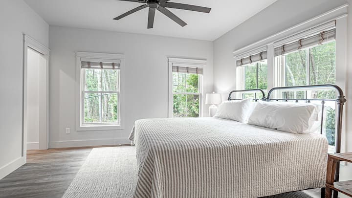 Primaire slaapkamer 1 biedt een kingsize bed en een eigen badkamer