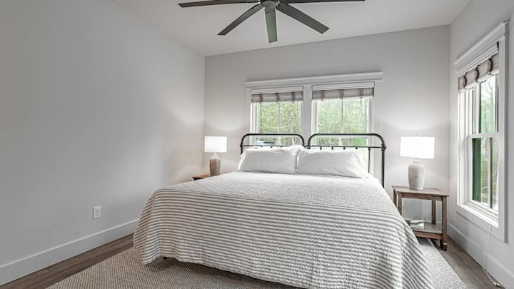 Gastenslaapkamer #2 biedt een kingsize bed