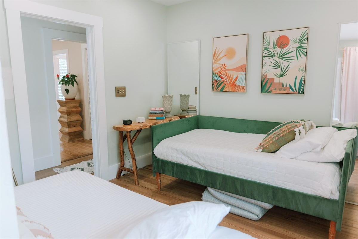 El tercer dormitorio tiene un sofá cama y una cama extraíble, adornada con arte colorido en todas partes.