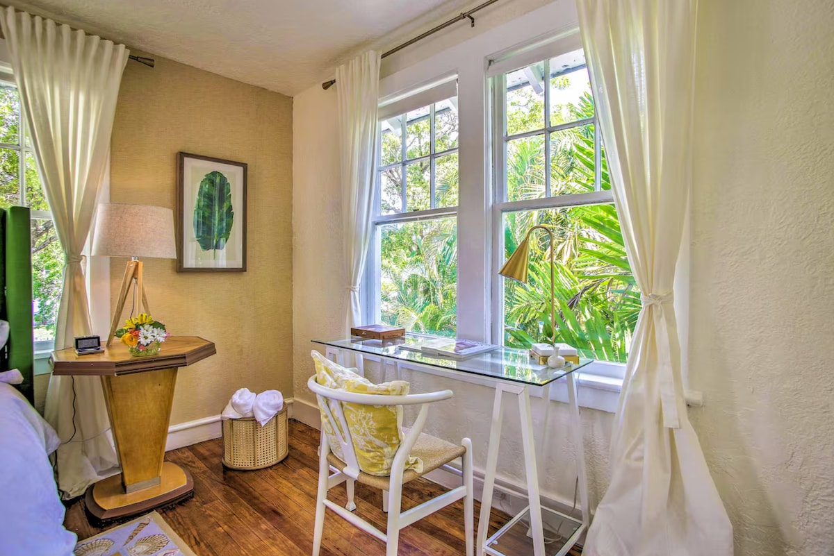 El dormitorio Lemon Loft tiene vistas agradables a la piscina y está rodeado de palmeras que se balancean, la manera perfecta de empezar la mañana.