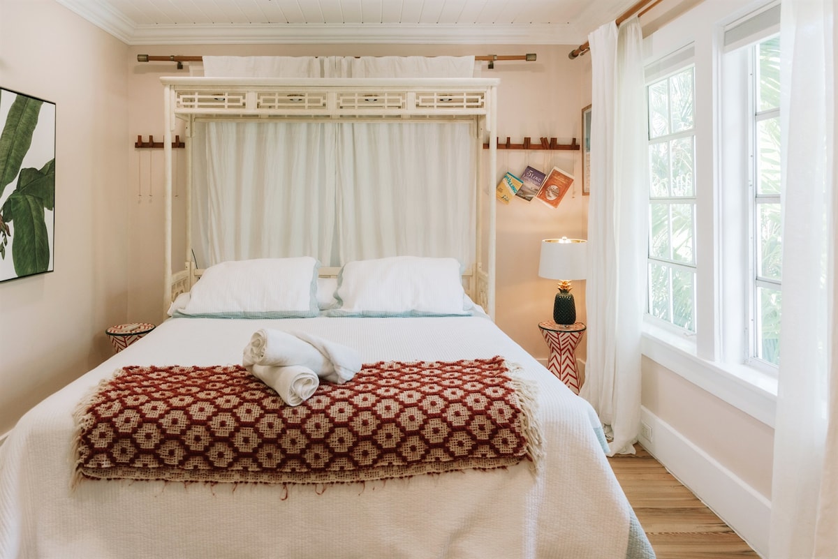 El dormitorio principal está cómodamente amueblado, con una agradable vista a la piscina.