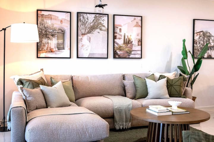 4BR & 4 Bath | Walk to Cafés & Shops| WFH Space