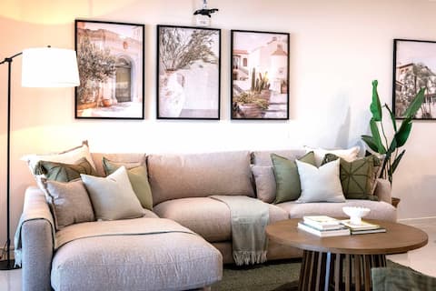 4BR & 4 Bath | Walk to Cafés & Shops| WFH Space