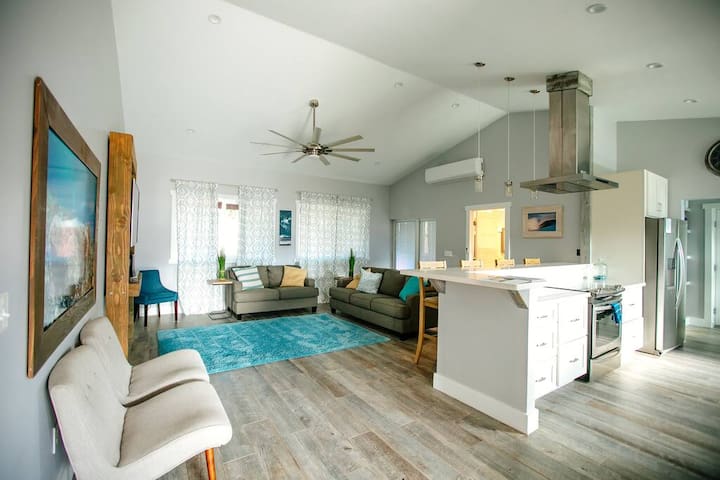 Business/Family Retreat, 3 bdrm, Beach A/C, 30 Day