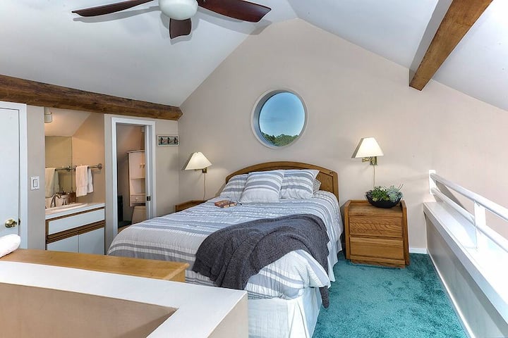 2階のロフトベッドルーム（ハーフバスルーム付き）