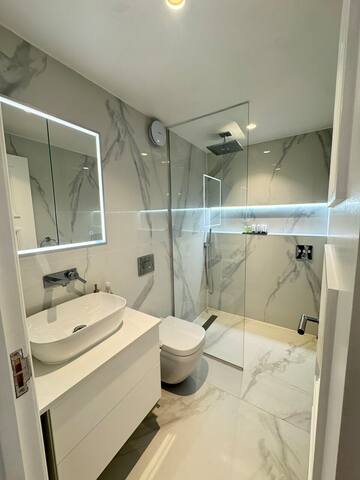 The Grand Royal Kilburn House – 4BR/3BR w Parking gallery image 4