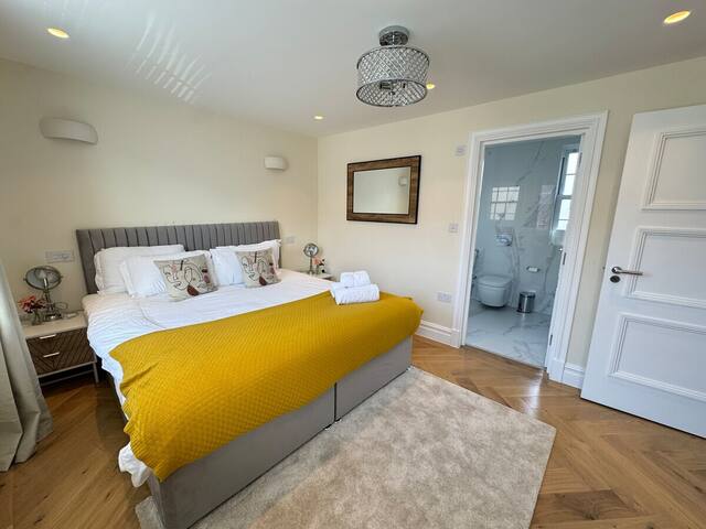 The Grand Royal Kilburn House – 4BR/3BR w Parking gallery image 5