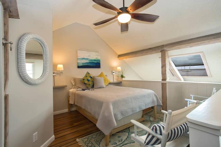 Сместено поткровје со брачен кревет (широк 150-179 см