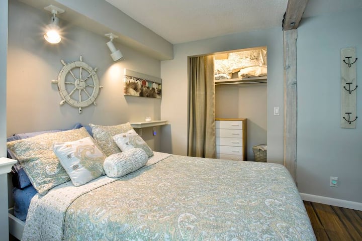 Долна спална соба со телевизор/полн кревет/тркалце