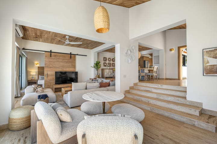 Relajante sala de estar con vista al mar y a la piscina infinita, el lugar perfecto para reunirse para juegos de mesa y buenos momentos.