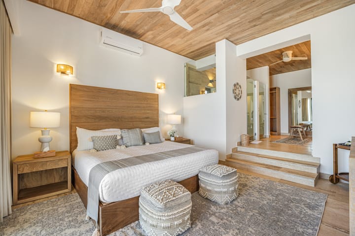 Suite principal con una vista espectacular y un diseño único cómodo, elegante y totalmente equipado para que puedas disfrutar de cada momento de tu estancia. Incluye una máquina Nespresso con cápsulas para el café perfecto por la mañana.