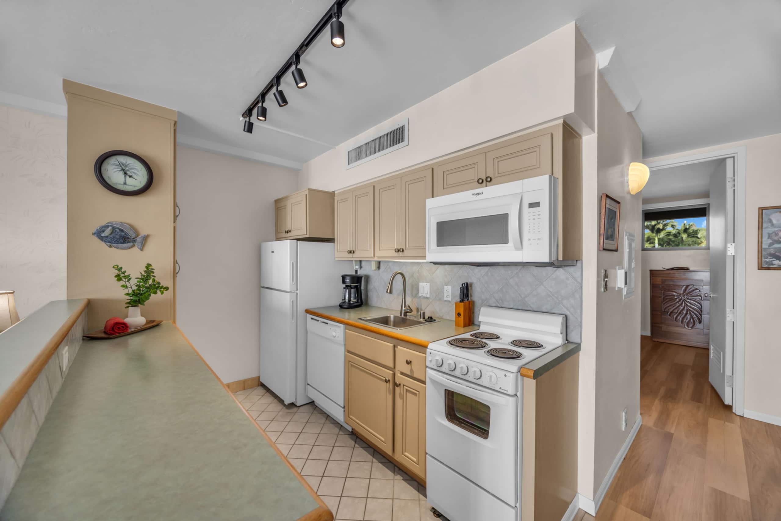 Condo in Lahaina · ★4.75 · 1 bedroom · 2 beds · 1 bath - Image 10
