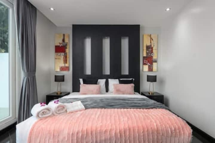 Вила со приватен базен и 3 спални соби во Palm Oasis