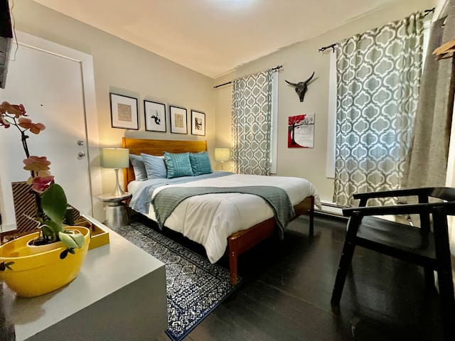 Gorgeous Huge Duplex 3 baths sleeps 6 Parking