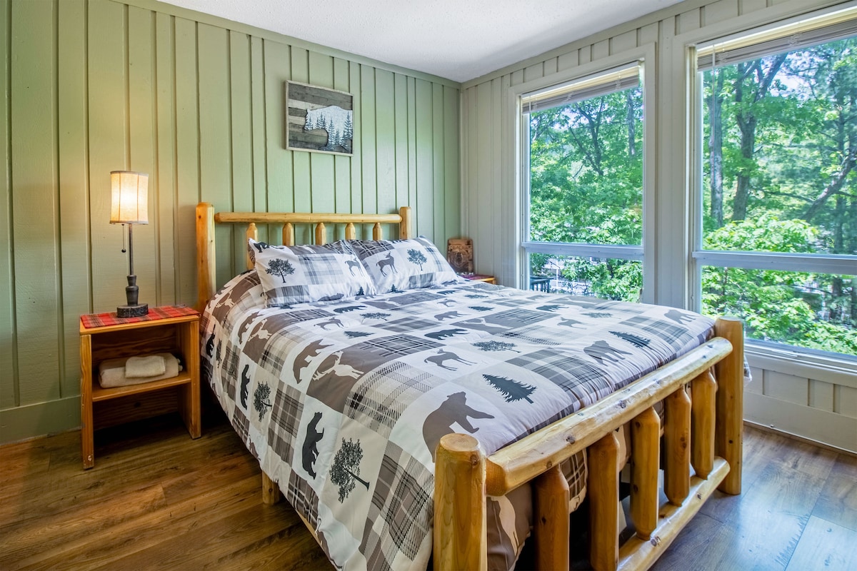 Spavaća soba 1 uključuje jedan bračni krevet (širine 150-179 cm)