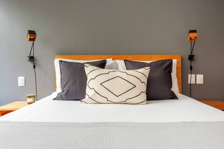 Modern Top Floor Apt with Incredible Street Views gallery image 5