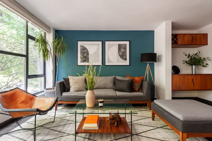 Modern Top Floor Apt with Incredible Street Views