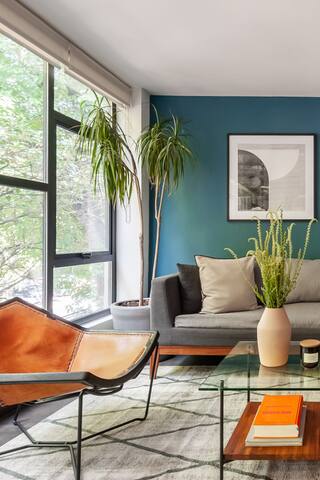 Modern Top Floor Apt with Incredible Street Views gallery image 3