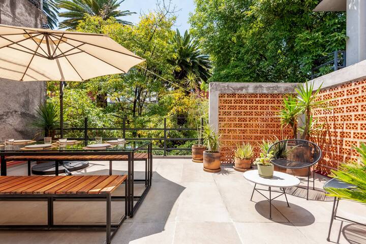 Modern Top Floor Apt with Incredible Street Views gallery image 4