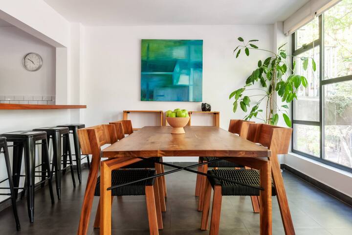 Modern Top Floor Apt with Incredible Street Views gallery image 2