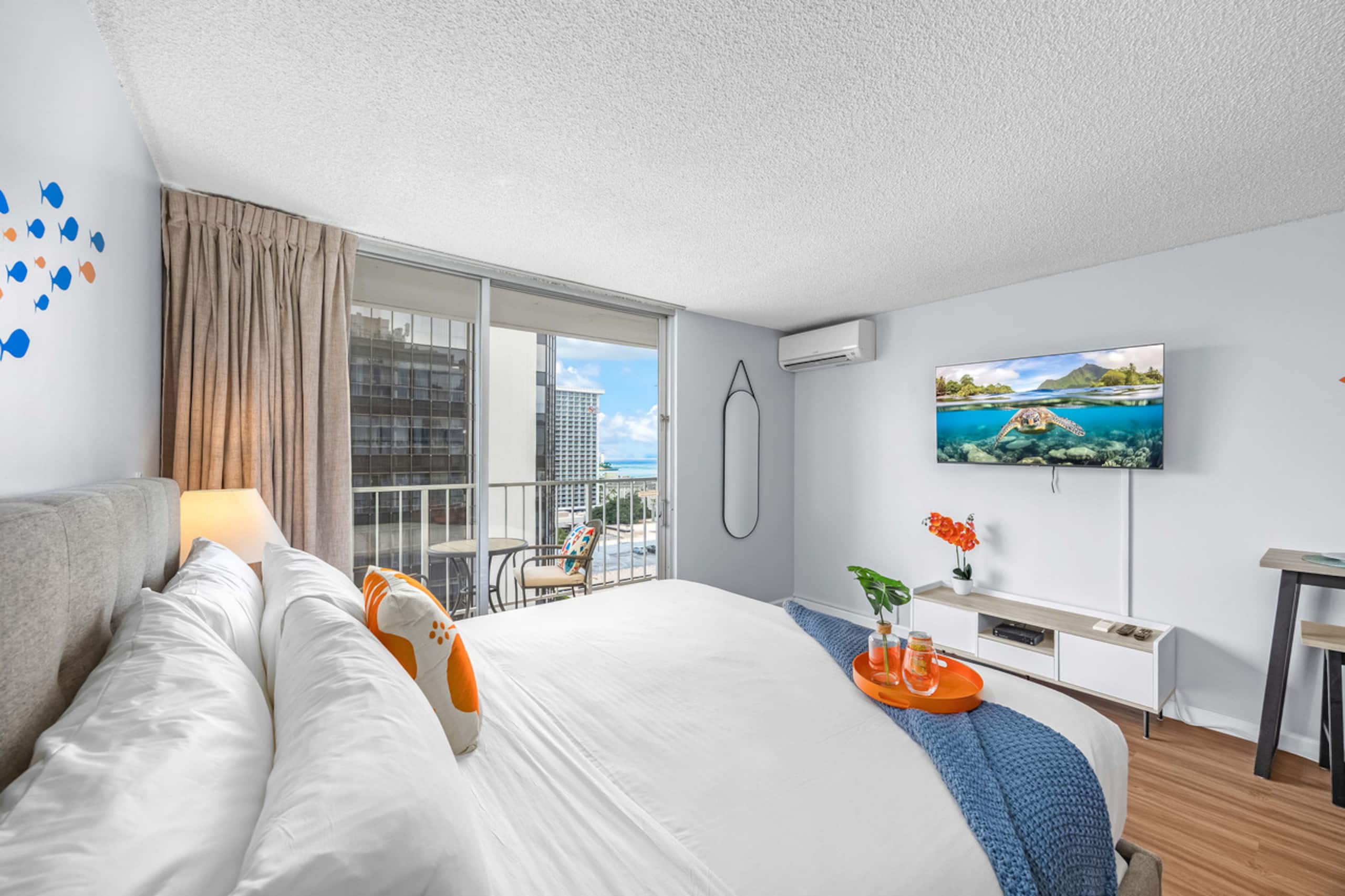 Condo in Honolulu · ★4.81 · 1 bedroom · 2 beds · 1 private bath - Image 12