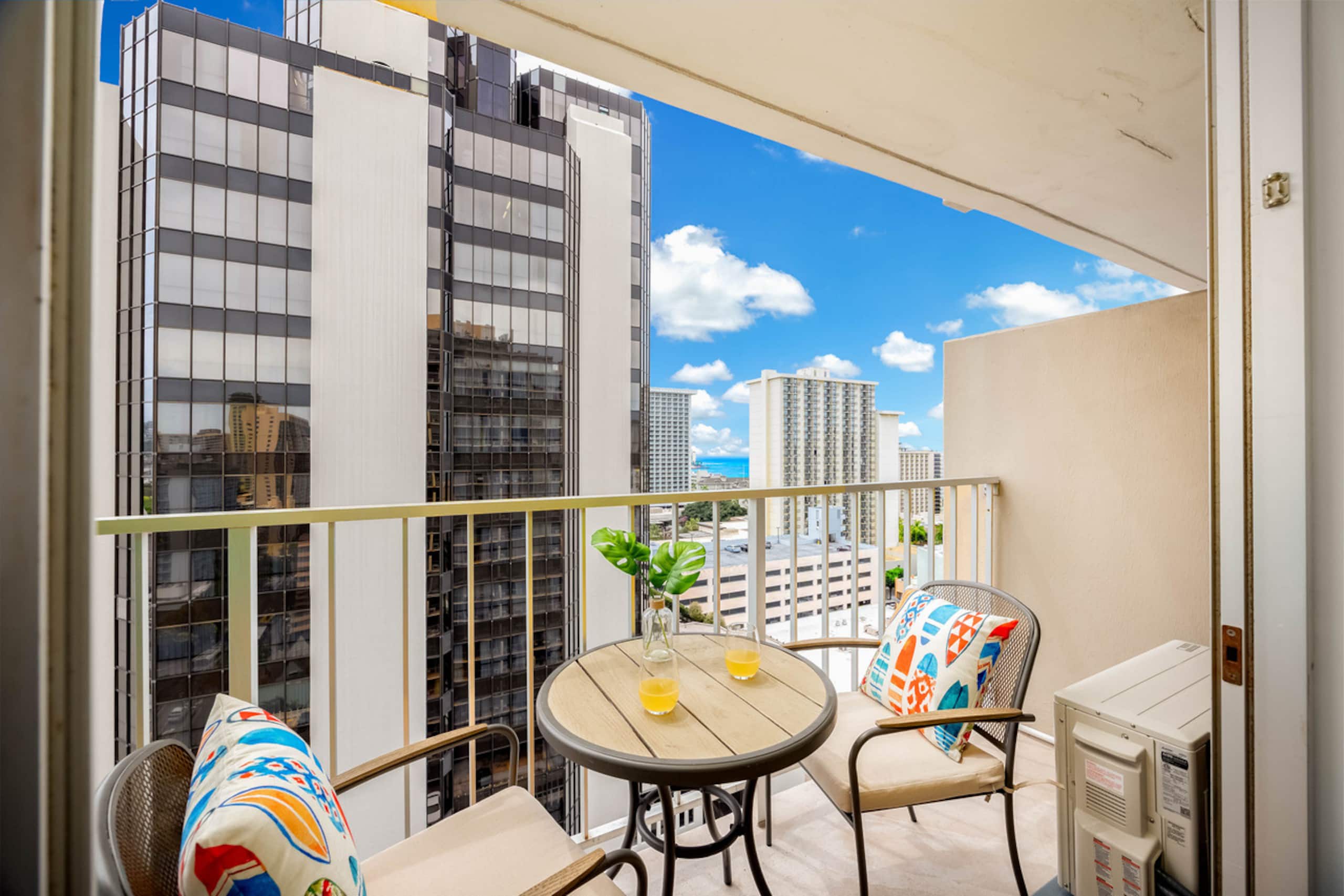 Condo in Honolulu · ★4.81 · 1 bedroom · 2 beds · 1 private bath - Image 2