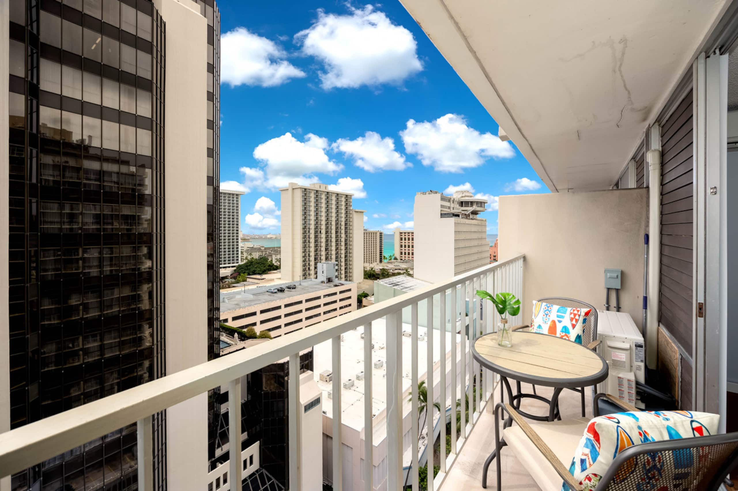 Condo in Honolulu · ★4.81 · 1 bedroom · 2 beds · 1 private bath - Image 5