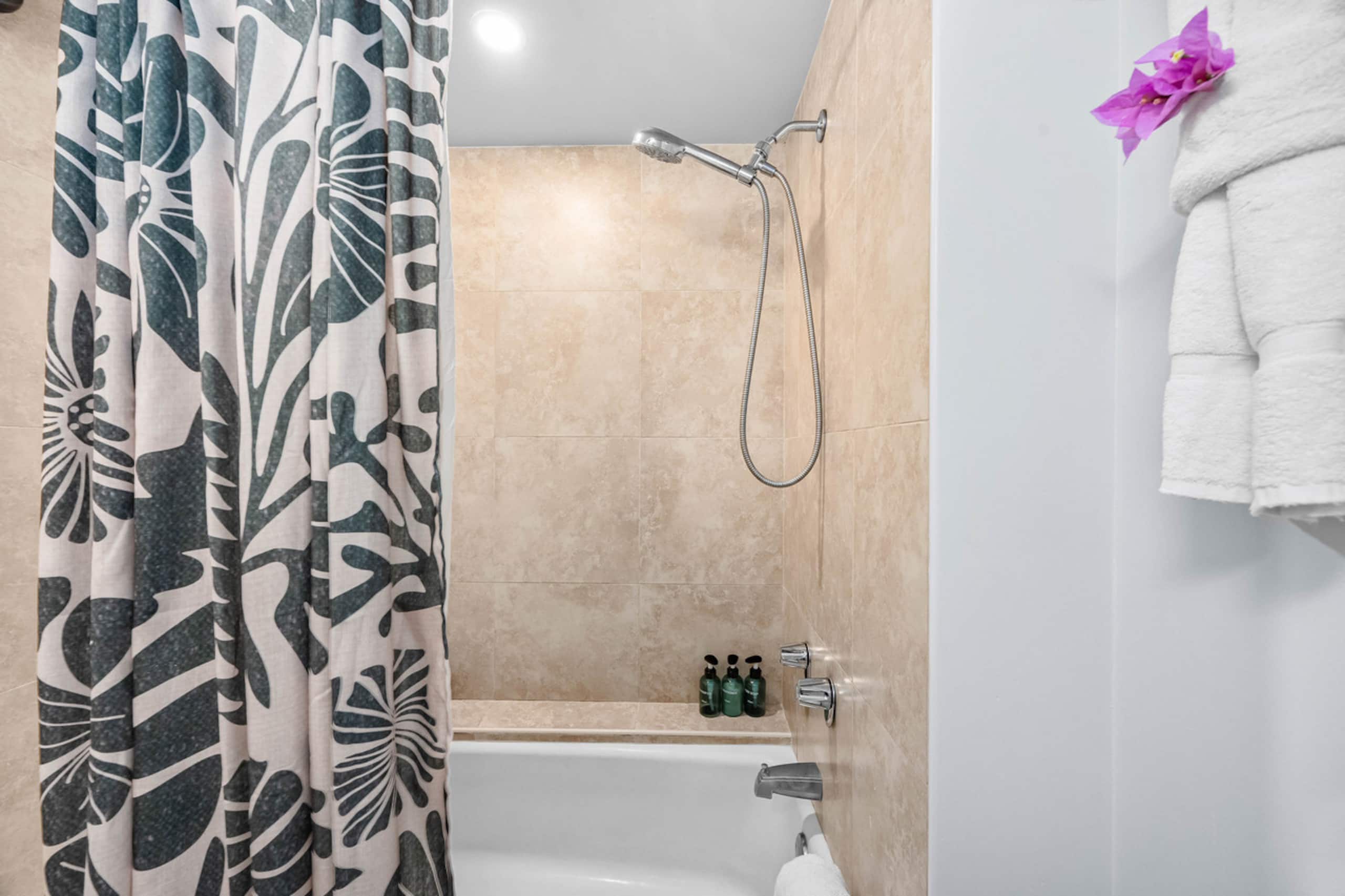 Condo in Honolulu · ★4.81 · 1 bedroom · 2 beds · 1 private bath - Image 19