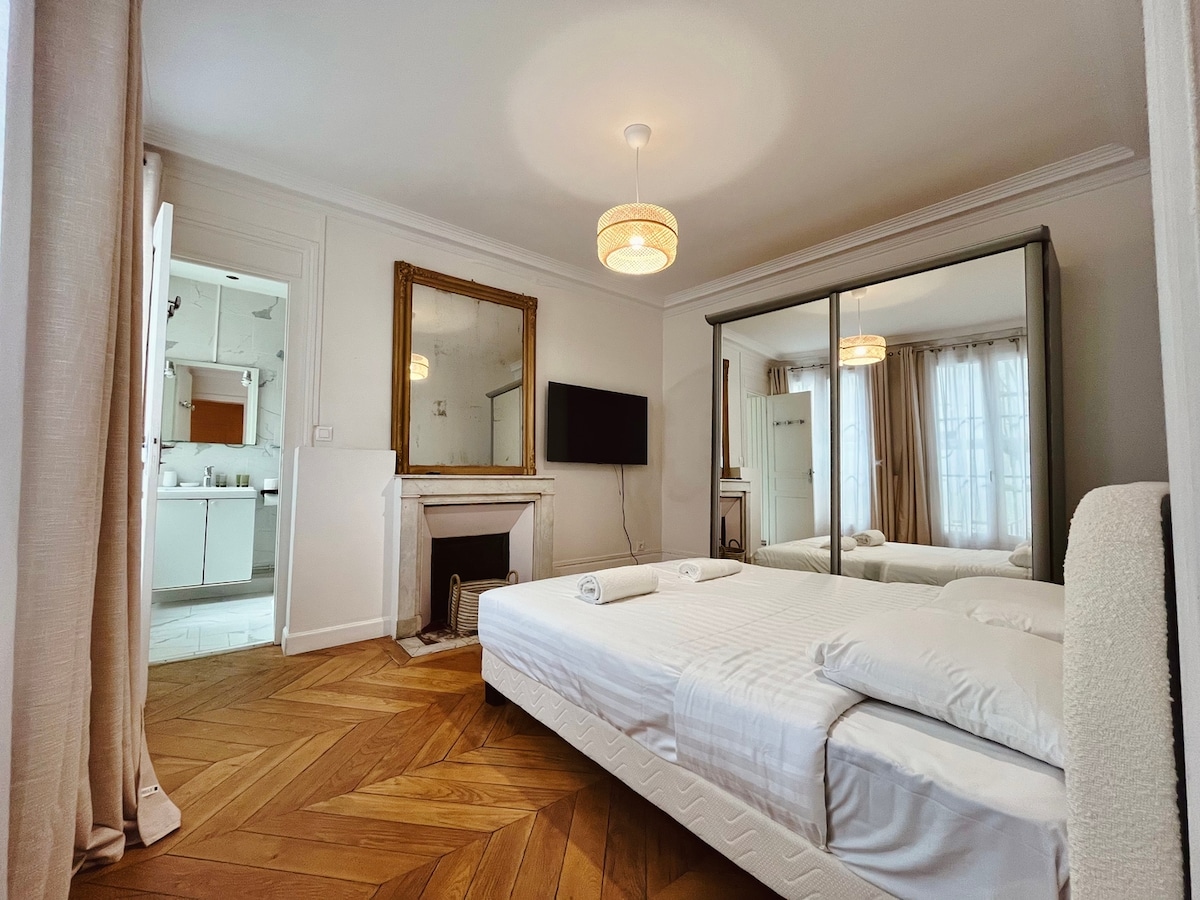 Vlastná spálňa s manželskou posteľou a vlastnou kúpeľňou 