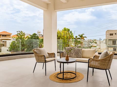 Sanders Eduardovich - Cozy 2-Bdr with Balcony